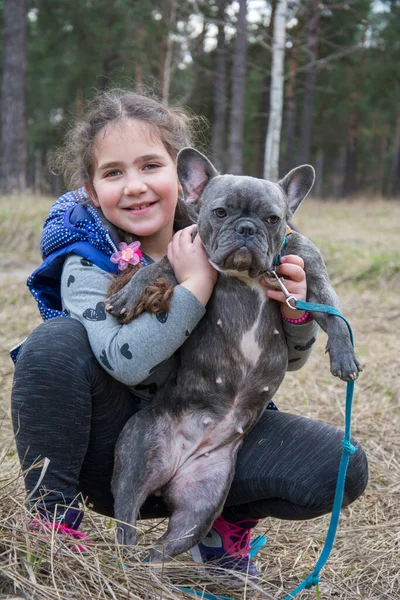 Einem Sonnigen Frühlingstag Wald Umarmt Ein Mädchen Eine Französische Bulldogge — Stockfoto