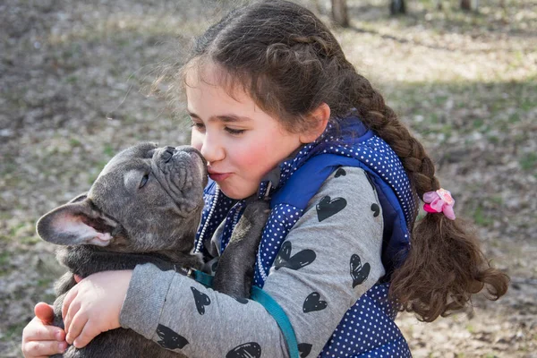 Primavera Floresta Dia Ensolarado Brilhante Uma Menina Abraça Cão Bulldog — Fotografia de Stock