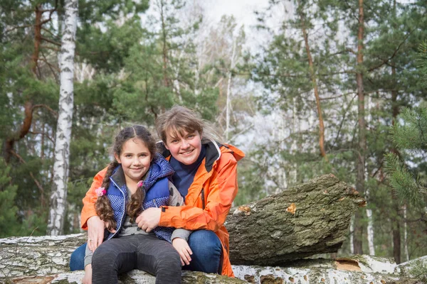 Primavera Día Soleado Brillante Mamá Hija Sientan Alegres Tronco Bosque —  Fotos de Stock