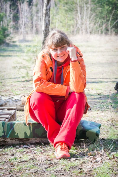 Frühling Sitzt Einem Sonnigen Tag Wald Ein Mädchen Sportkleidung Auf — Stockfoto