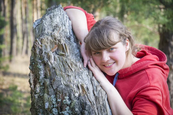 Primavera Bosque Día Soleado Brillante Una Niña Apoya Tronco Árbol —  Fotos de Stock