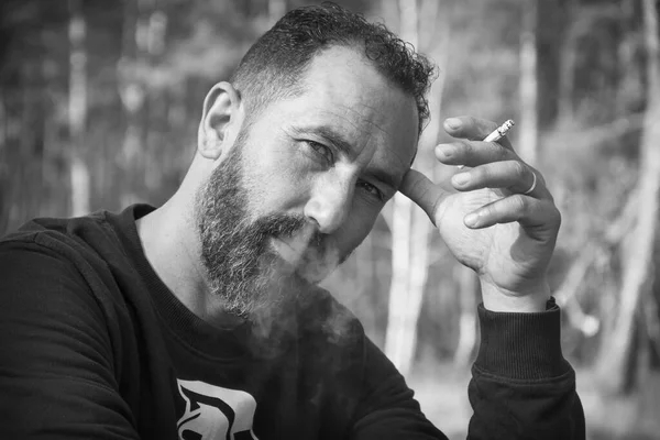 Été Dans Une Pinède Par Une Journée Ensoleillée Homme Fume — Photo