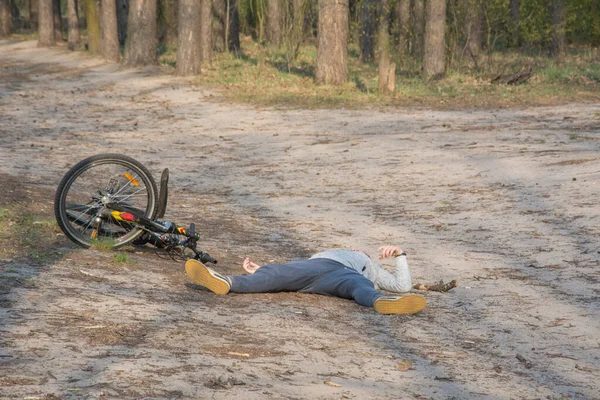 Primavera Dia Ensolarado Brilhante Floresta Menino Caiu Uma Bicicleta Imagem De Stock