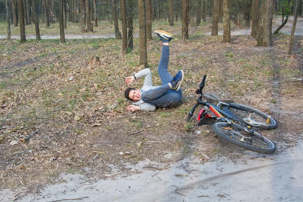 Primavera Día Soleado Brillante Bosque Niño Cayó Una Bicicleta Imagen de stock