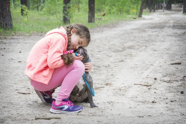 Primavera Floresta Dia Ensolarado Brilhante Uma Menina Abraça Cão Bulldog — Fotografia de Stock