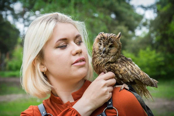 Zomer Een Zonnige Dag Houdt Een Meisje Een Uil Vast — Stockfoto