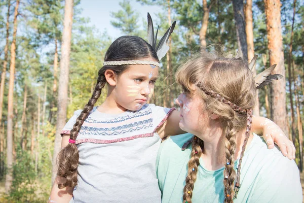 Ormanda Güneşli Bir Yaz Gününde Annesiyle Birlikte Küçük Bir Hintli — Stok fotoğraf