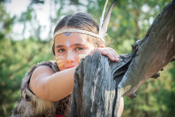 Yazın Güneşli Bir Ormanda Küçük Bir Hintli Kız — Stok fotoğraf