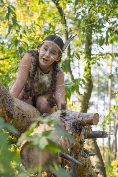 Létě Jasného Slunečného Dne Lese Malá Indiánka — Stock fotografie