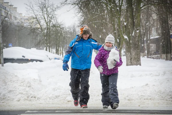 Vintern Gatan Snöigt Väder Korsar Bror Och Syster Vägen Vid Royaltyfria Stockbilder