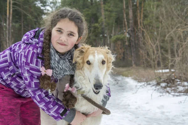 Floresta Inverno Dia Ensolarado Brilhante Uma Menina Abraça Cão Galgo — Fotografia de Stock