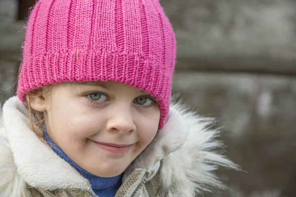 Gros Plan Fille Gaie Dans Des Vêtements Chauds — Photo