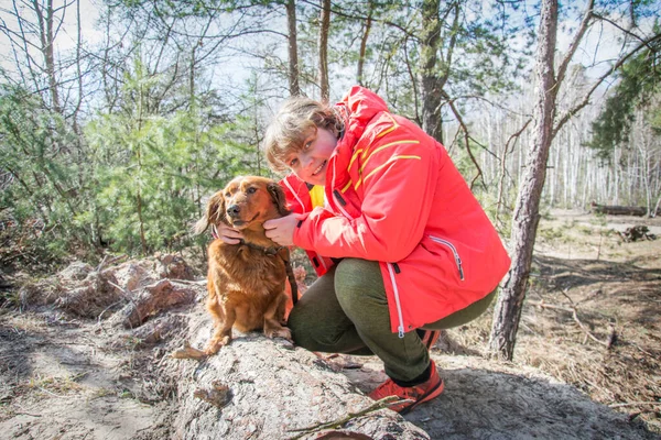 Våren Ljus Solig Dag Sitter Flicka Med Ingefärshund Stock Skogen — Stockfoto