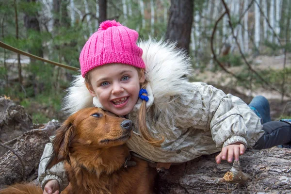 Frühling Sitzt Einem Sonnigen Tag Ein Mädchen Mit Einem Ingwerhund — Stockfoto
