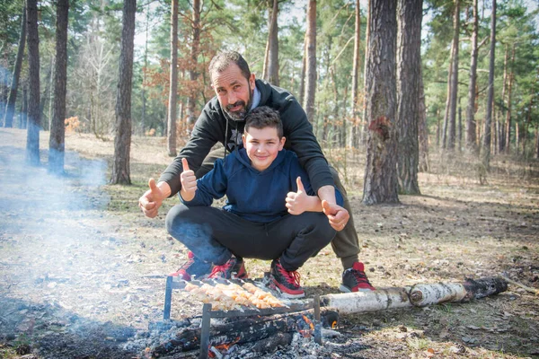 Herfst Een Zonnige Dag Zitten Vader Zoon Het Bos Bij — Stockfoto