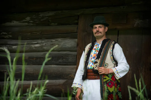 Summer Man Authentic Ukrainian National Costume Backdrop Hut Pirogovo Museum — Stock Photo, Image