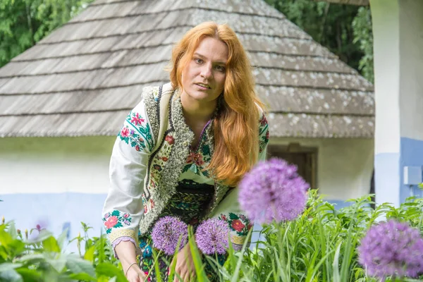 Zomer Een Meisje Een Authentieke Oekraïense Nationale Kostuum Een Krans — Stockfoto