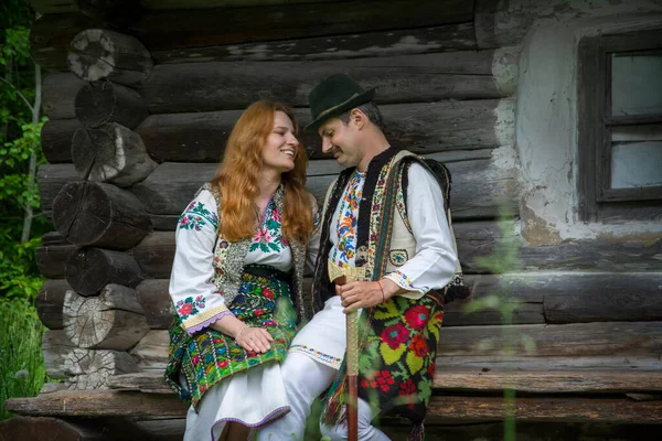 Par Jour Lumineux Famille Ukrainienne Vêtements Nationaux Près Maison Ethnique — Photo