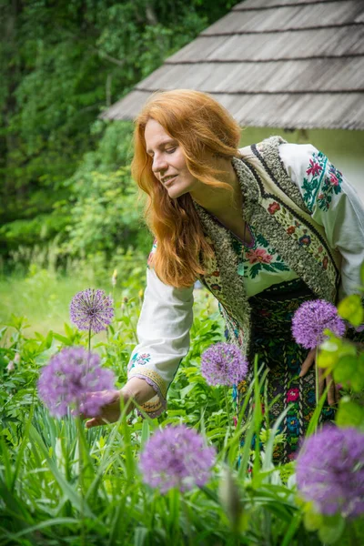 Sommaren Flicka Äkta Ukrainsk Nationaldräkt Och Krans Utgör Mot Bakgrund — Stockfoto