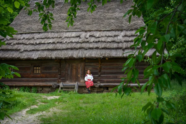 Летом Девушка Аутентичном Украинском Национальном Костюме Венком Позирует Фоне Хижины — стоковое фото