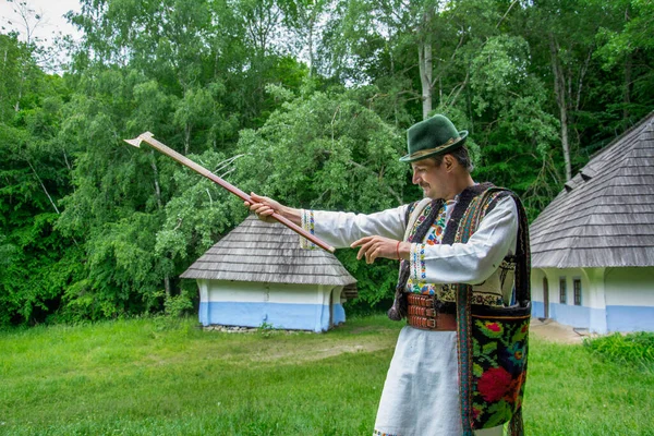 Sommaren Man Äkta Ukrainsk Nationaldräkt Mot Bakgrund Hydda Pirogovo Museum Royaltyfria Stockbilder