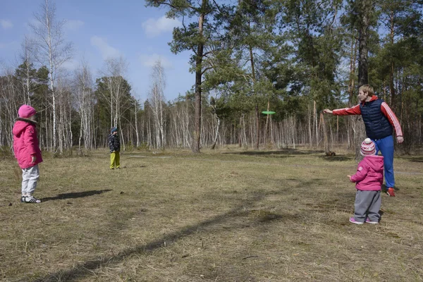 Bror och syster och pappa spelar i en glänta i skogen th — Stockfoto