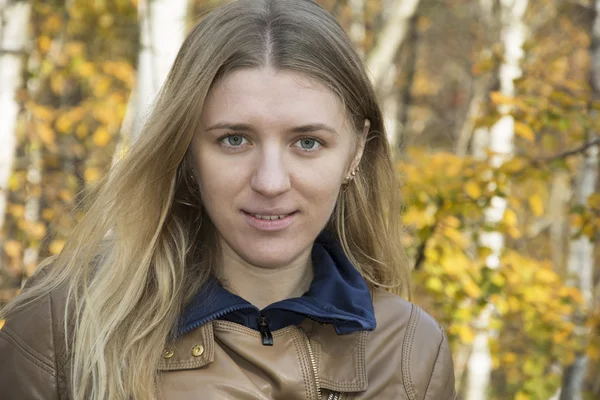 Una chica se para en el bosque de otoño  . — Foto de Stock