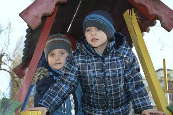 Les enfants au printemps jouent dans l'aire de jeux . — Photo