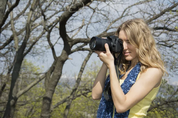 Park kız fotoğrafçı bahar. — Stok fotoğraf