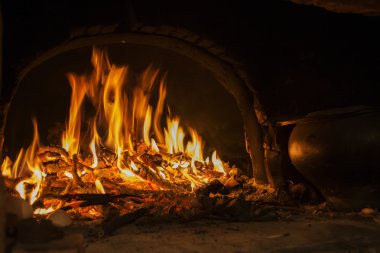 Fırında, ateş yakar.