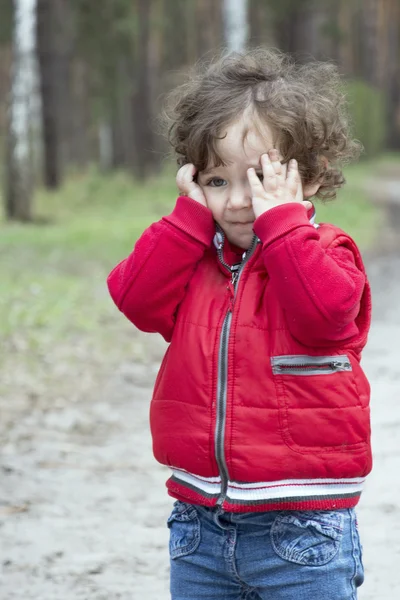 Printemps dans la forêt petite fille en détresse . — Photo