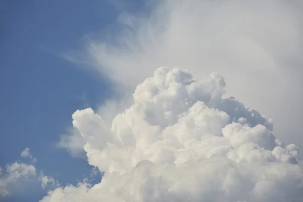 Wolken am Himmel. — Stockfoto