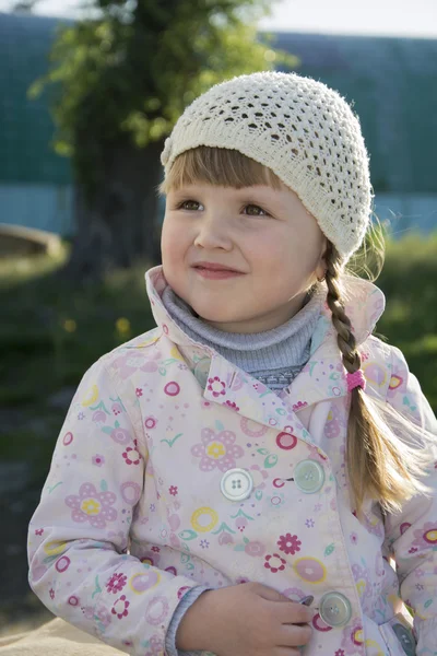 Im Frühling auf der Straße schönes kleines Mädchen. — Stockfoto