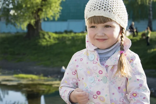 Na wiosnę na ulicy śliczną dziewczynkę. — Zdjęcie stockowe