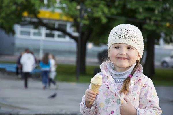 Na primavera na rua uma menina comendo sorvete . — Fotografia de Stock