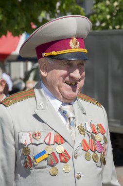 Zafer Bayramı. 9 Mayıs. Göğsüne madalya ile kıdemli bir.