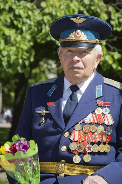 Día de la Victoria. 9 de mayo. Un veterano con medallas en el pecho . —  Fotos de Stock