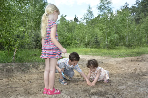 En el verano en el bosque cavando los niños pequeños parque infantil . — Foto de Stock