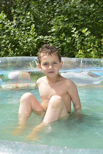 여름에는 정원 풍선 수영장 소년에 목욕. — 스톡 사진