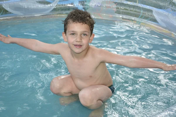 在夏天，花园被沐浴在充气泳池男孩. — 图库照片