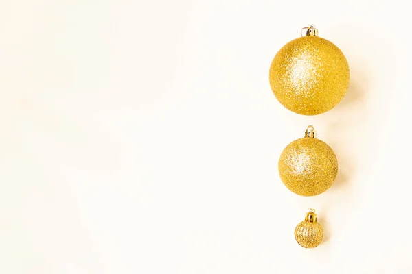 Drei Goldene Weihnachtskugeln Unterschiedlicher Größe Werden Hintereinander Als Rahmen Auf Stockbild