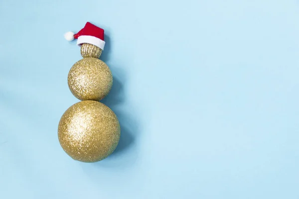 Kerst Sneeuwpop Gemaakt Van Gouden Kerstballen Van Verschillende Maten Een — Stockfoto