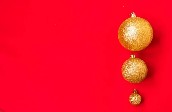 Drie Gouden Kerstballen Van Verschillende Afmetingen Worden Rij Weergegeven Als — Stockfoto