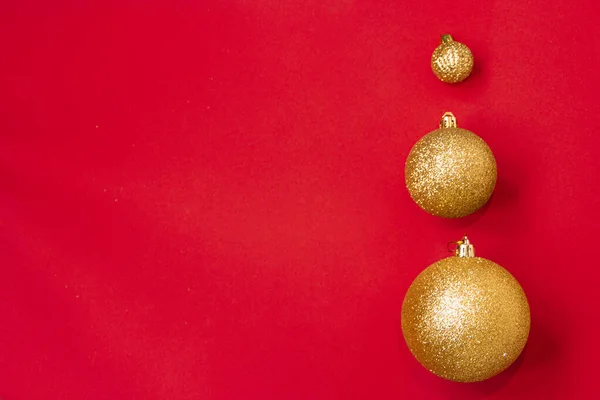 Drie Gouden Kerstballen Van Verschillende Afmetingen Worden Rij Weergegeven Als — Stockfoto