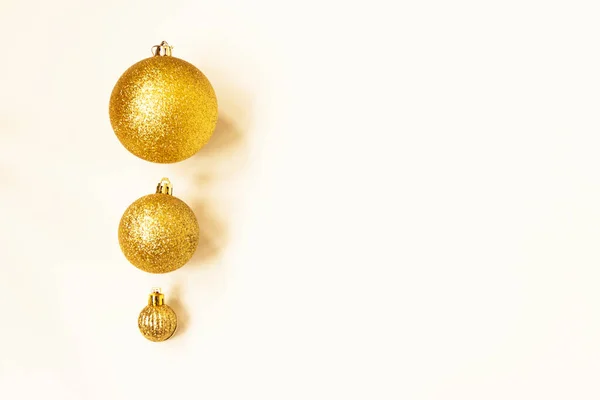 Drie Gouden Kerstballen Van Verschillende Afmetingen Worden Een Rij Weergegeven — Stockfoto