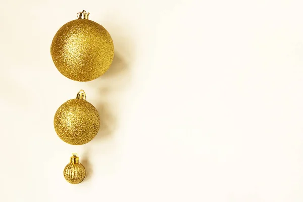Drie Gouden Kerstballen Van Verschillende Afmetingen Worden Een Rij Weergegeven — Stockfoto