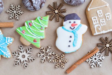 Zencefilli çörek, zencefilli kurabiye, baharat ve kar tanelerini yakın plan çekimde boyadı. Noel kutlaması kavramı. Yeni yıl yemeği.