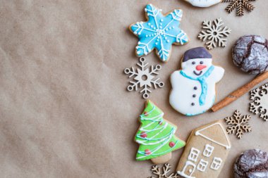 Zencefilli çörek, zencefilli kurabiye, baharat ve kar tanelerini yakın plan çekimde boyadı. Noel kutlaması kavramı. Yeni yıl yemeği. Boşluğu kopyala.