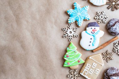 Zencefilli çörek, zencefilli kurabiye, baharat ve kar tanelerini yakın plan çekimde boyadı. Noel kutlaması kavramı. Yeni yıl yemeği. Boşluğu kopyala.