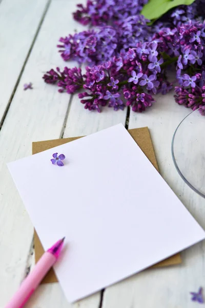 Leylak Çiçekleri Şeffaf Bir Fincan Çay Bir Fincan Çay Beyaz — Stok fotoğraf